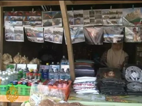 Indonesians live off volcano's remnants