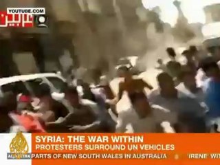 Syrian protesters surround UN vehicles