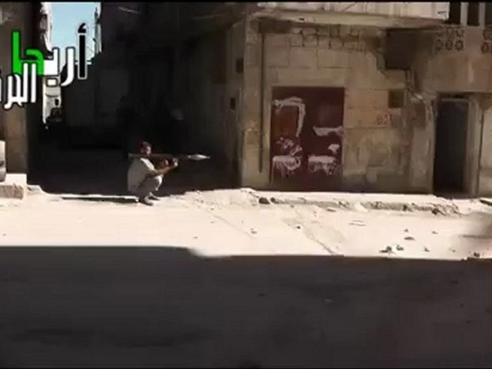 Syria فري برس  إدلب أريحا الأبطال يتصدون لقوات الأسد ويدمرون آلياته 22 8 2012