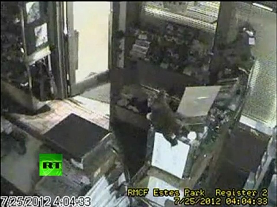 CCTV: Bear opens door to candy store, sneaks in for sugar fix