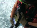 Un hélicoptère Caïman Marine procède à un hélitreuillage au large de l’île de Sein
