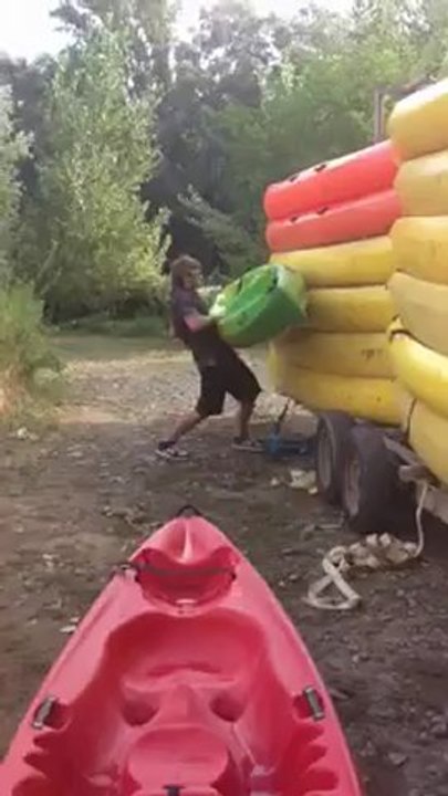Fin de journée pour les moniteurs de canoë chez Auvergne Loisirs