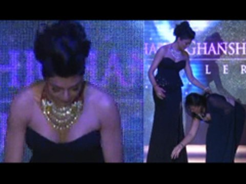 Sushmita Sen Stumbles On The Ramp @ IIJW 2012