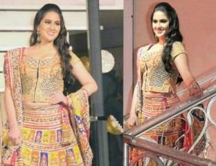 Saif Ali Khan's Daughter's Debut Walk On The Ramp - Bollywood Hot