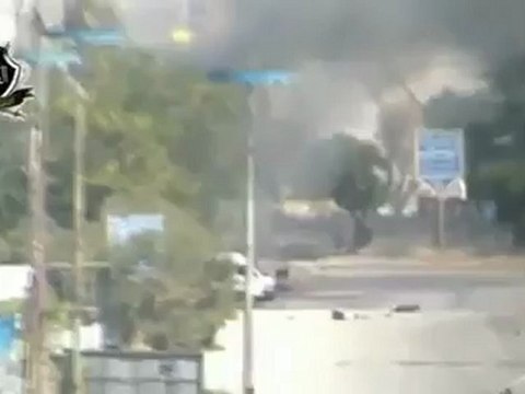 Syria فري برس حمص كتائب الفاروق إستهداف عربة للشبيحة امام مبنى فرع المخابرات الجوية بحمص طريق حماة 23 8 2012