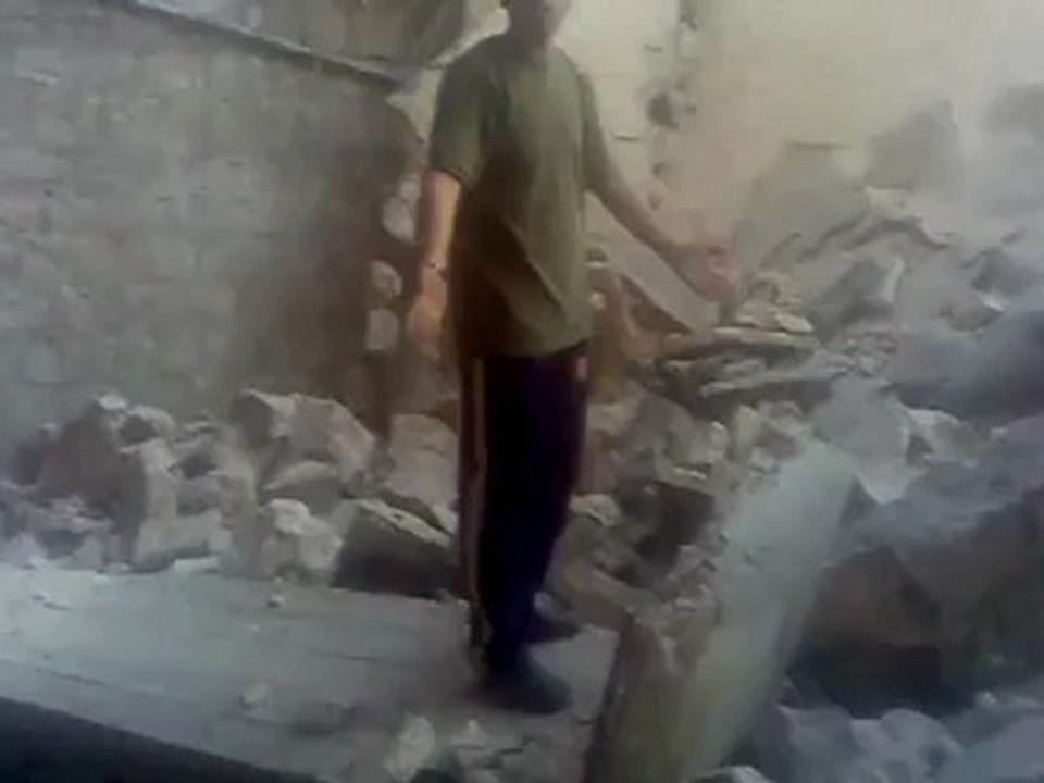 Syria فري برس  حلب __ حي الجزماتي والميسرفي مدينة حلب من هنا مر الطيران الميغ والقا حقده على منازل المدنيين 23_8_2012