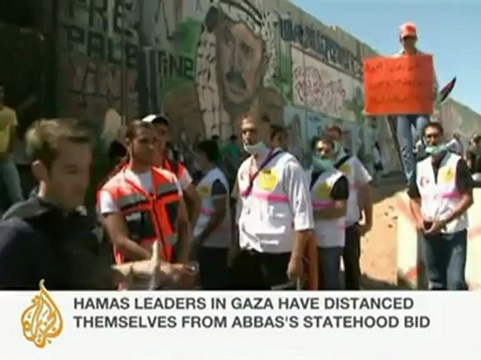 Palestinians rally for a state