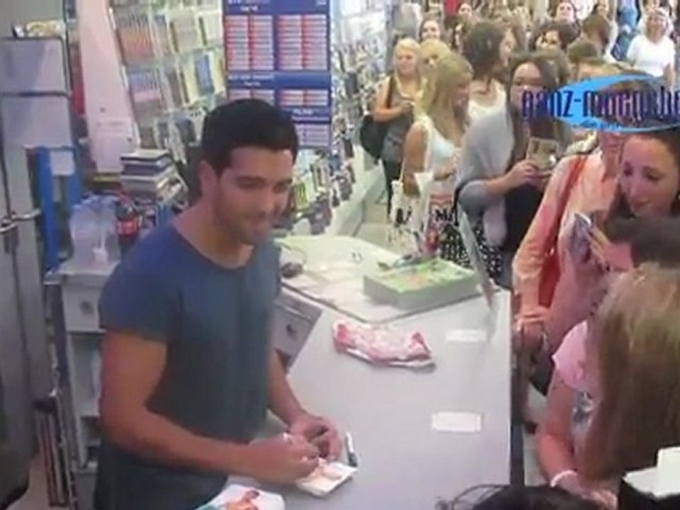 Elyas M'Barek Signierstunde zum DVD-Erscheinung von „Türkisch für Anfänger' Müller Markt München