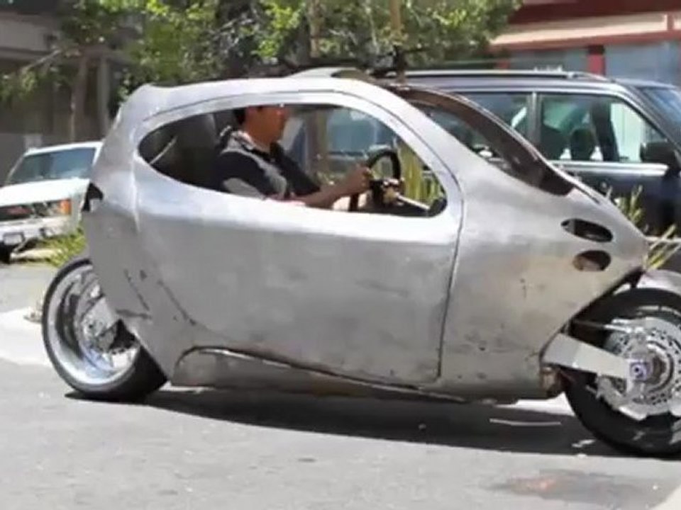 Lit motors et sa voiture qui se relève toute seule.