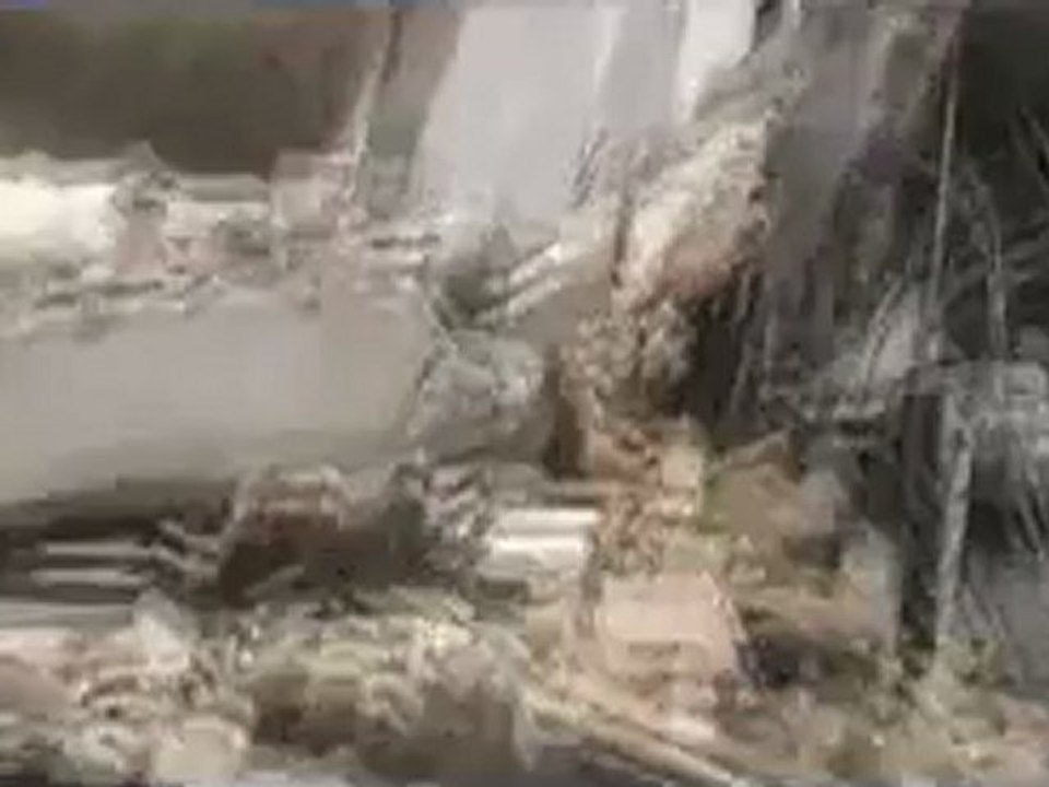 Syria فري برس  حلب  سحب الجث من تحت الانقاد بستان باشاء 23 8 201