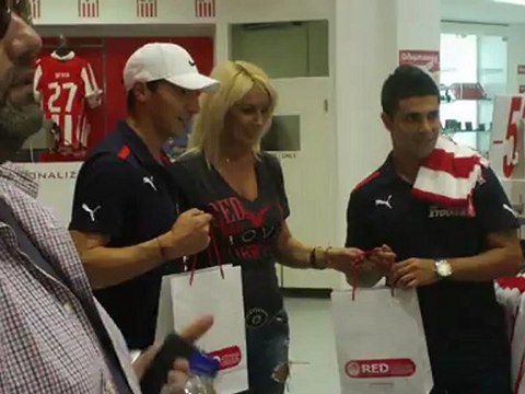 Μασάδο και Κοντρέρας με αναμνηστικά δώρα από το Red Store