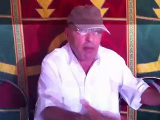 احمد رشدي يحتج بالقرب من القصر الملكي بمراكش