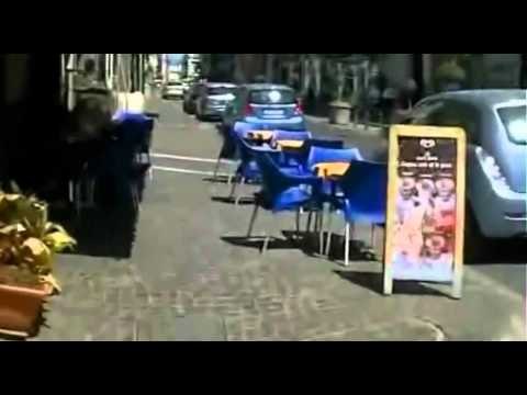 Aversa (CE) - Barriere architettoniche: i marciapiedi di Via Roma (22.08.12)