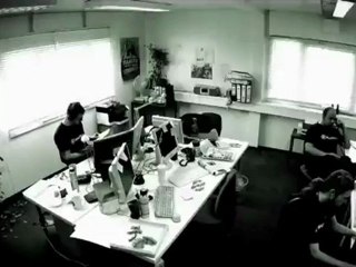 Bully rastet aus und zerstört Büro 🏢