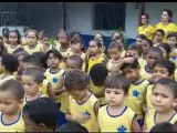 Vicente Telles e as crianças do CEEB cantando o hino