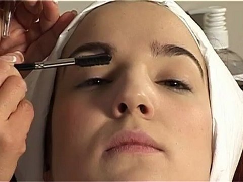 Le maquillage des yeux - Extrait DVD CAP esthétique du Centre Européen de Formation