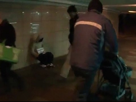 Un faux mendiant fait la manche