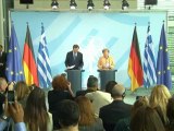 Merkel donne espoir à la Grèce, joue l'apaisement avec Samaras