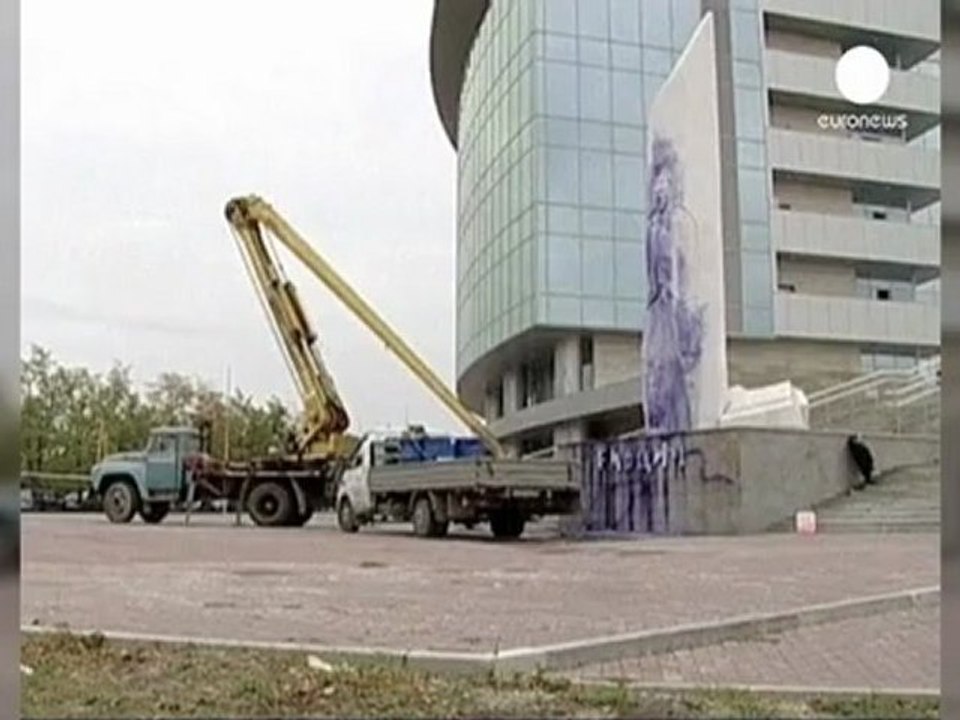 Vandals deface Yeltsin monument