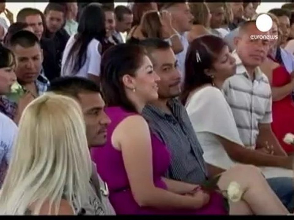 Boda multitudinaria, entre rejas
