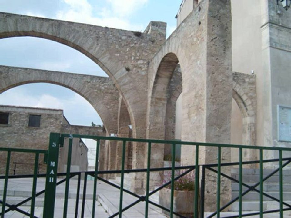 1 partie de castries et son chateaux