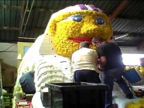 Metz Fêtes de la Mirabelle 2012 Confection des Chars du corso