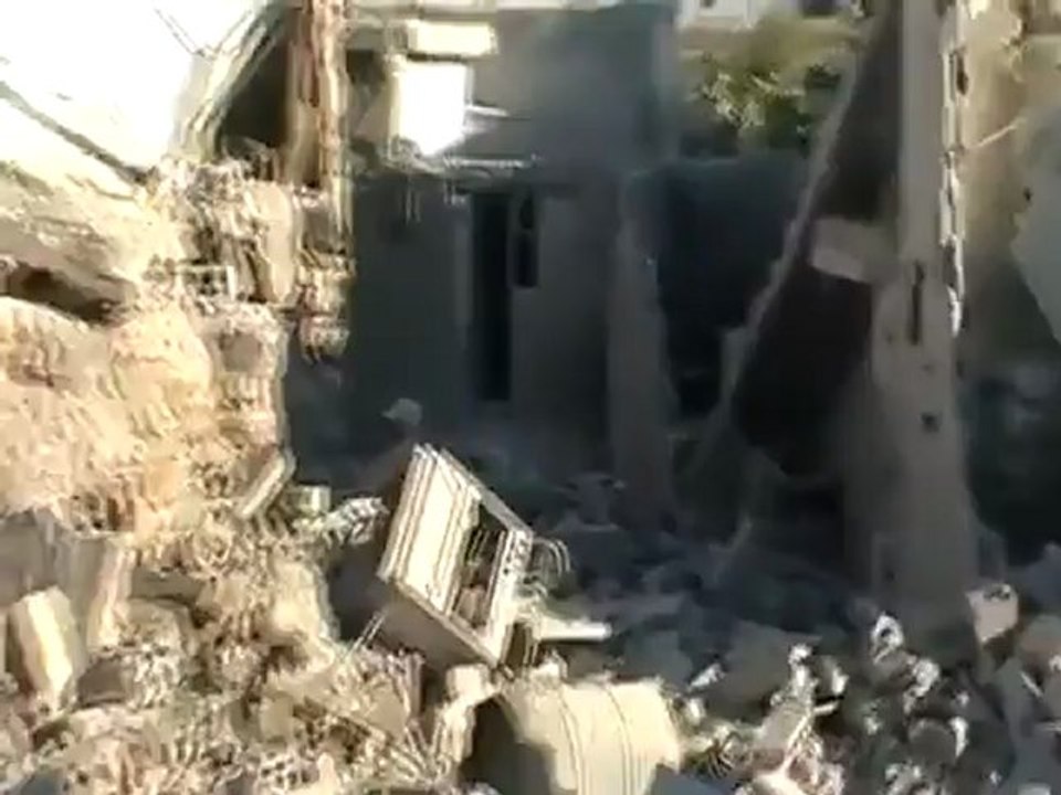 Syria فري برس  ريف ادلب حزانو آثار القصف بالطيران الميغ25 8 2012 ‫ج4