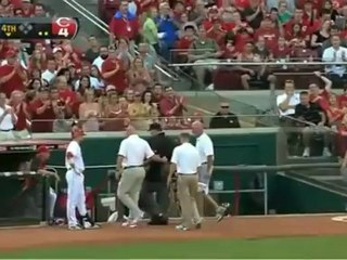 折れた野球バット、審判の頭に直撃