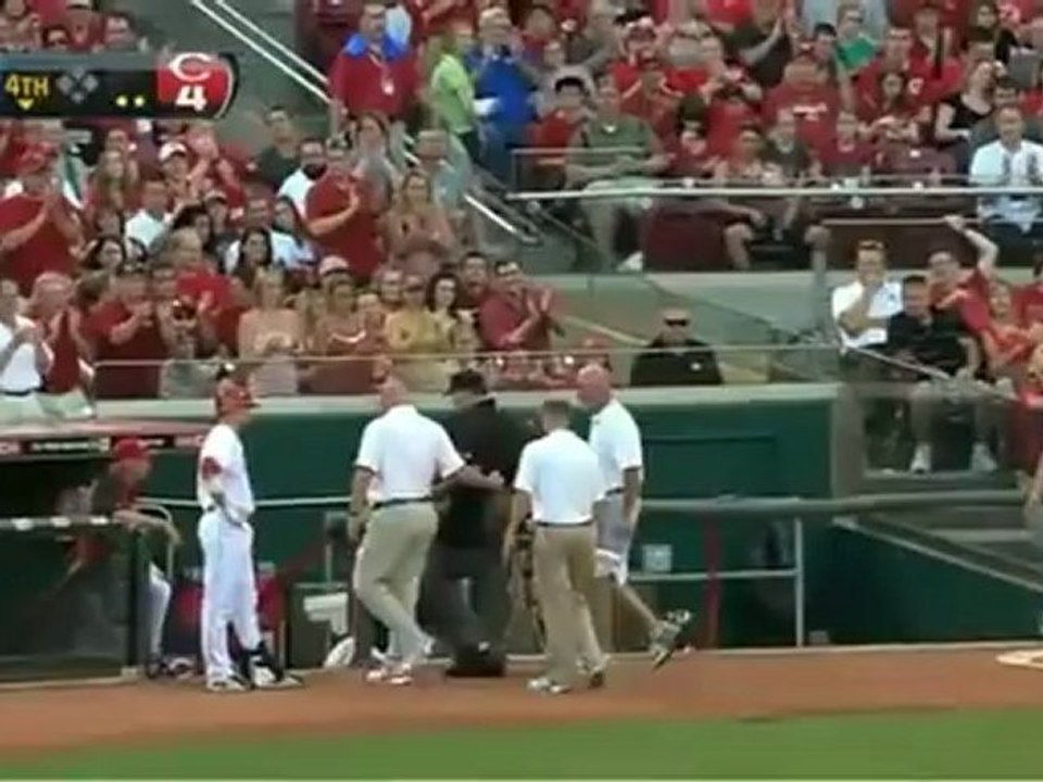 折れた野球バット、審判の頭に直撃