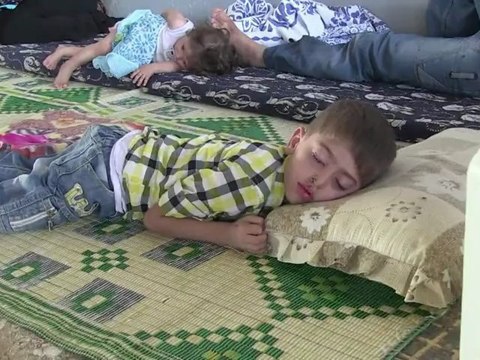 Hundreds of Syria refugees stuck at border crossing
