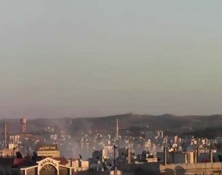 Syria فري برس درعا لحظة سقوط قذيفة على حي شمال الخط 26 8 2012
