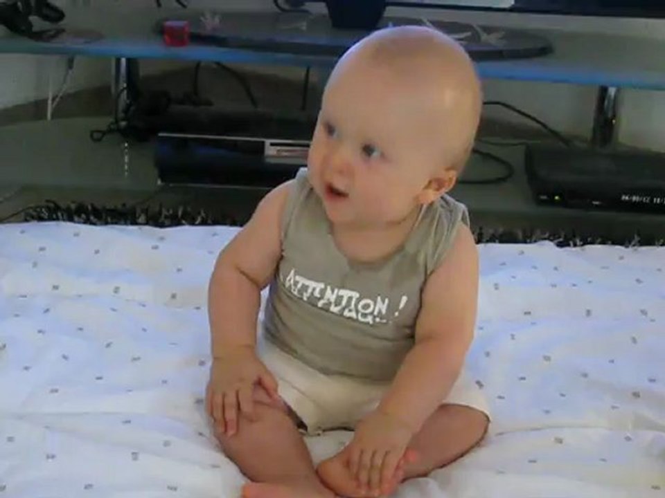 Bébé danse sur un générique