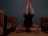 Konkura.com Living Room Fitness: Headstand Crunches
