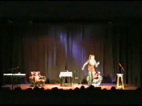 Elizabeth Aidil canta Last Dance en la obra Como en Casa-Menú 3 Estrellas en la Sala de Teatro Sindical de Luz y Fuerza.