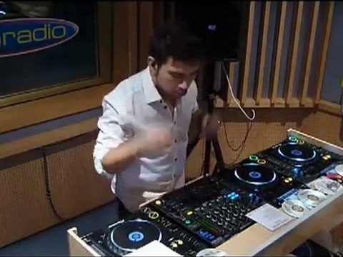 Daniel /nom de l'artiste Mico/mix dans l'atelier-l'enregistrement en direct