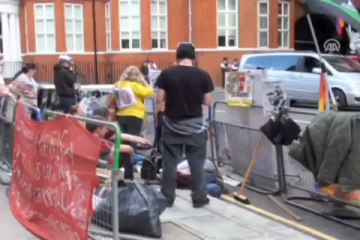 İngiliz polisinin Assange nöbeti