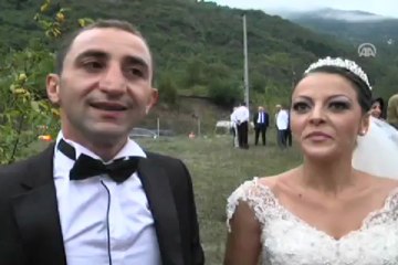 Düğüne yamaç paraşütüyle uçtular