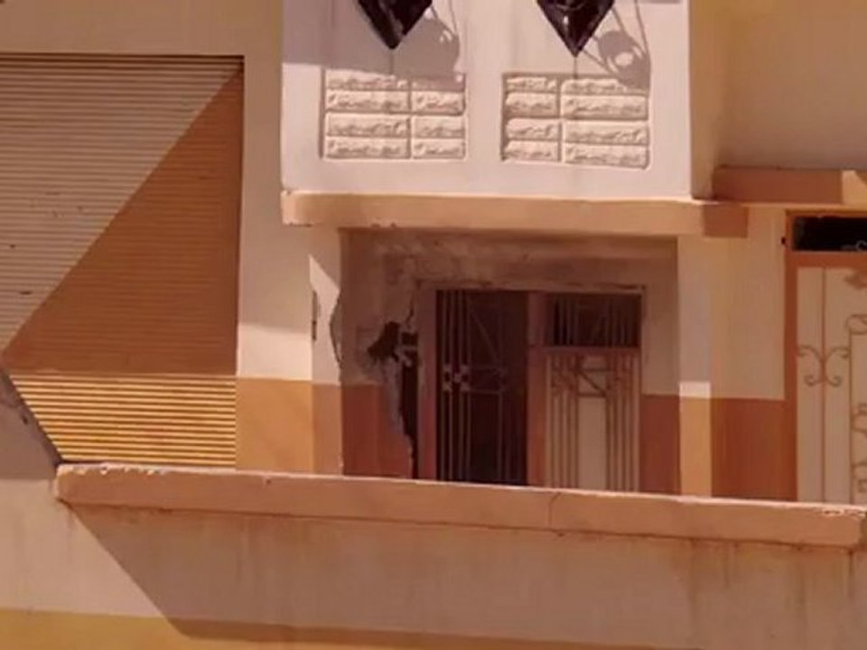 Syria فري برس  حمص ديربعلبه أحدى قذائف أر بي جي التي تساقطت على الحي 27-8-2012