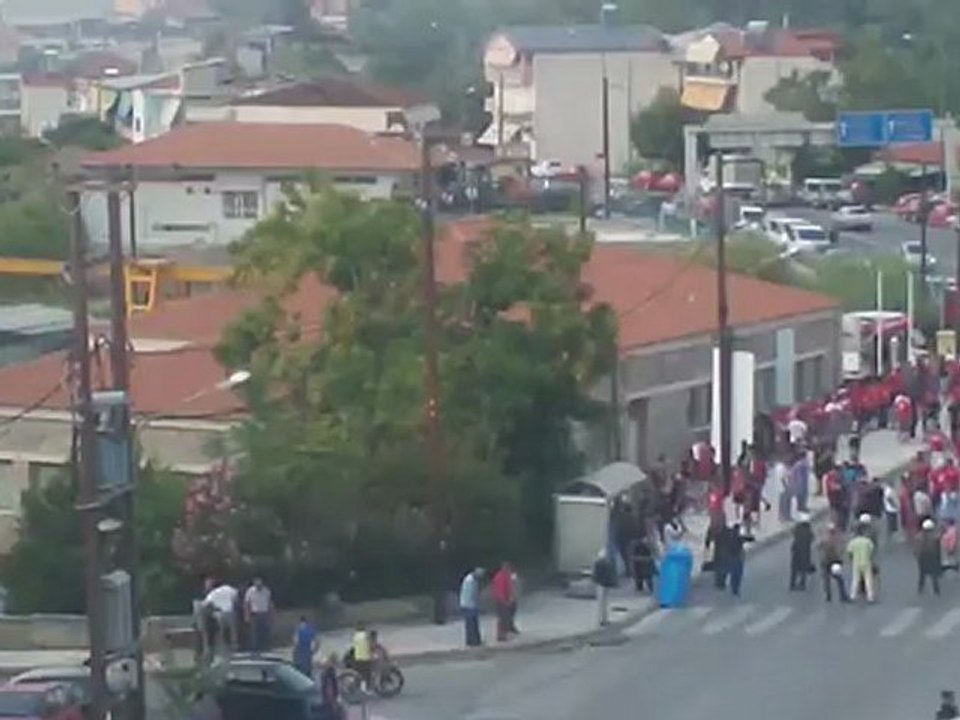 Φίλαθλοι του Ολυμπιακού έξω από το Δημοτικό Στάδιο Βέροιας