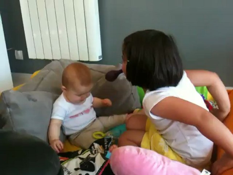 17.07.12.Milie fait rire Madie