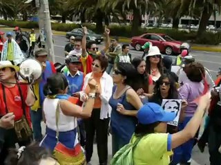 Cacerolas por Assange en Ecuador