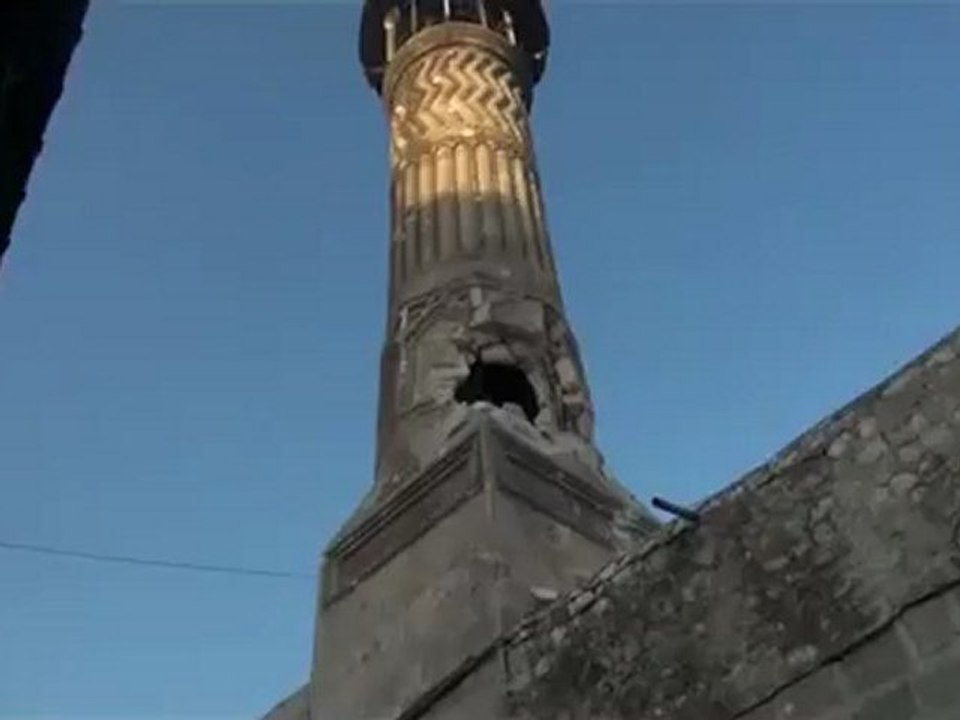 Syria فري برس  حلب القديمة = اثار القصف على مئذنة جامع المهندار 27 8 2012
