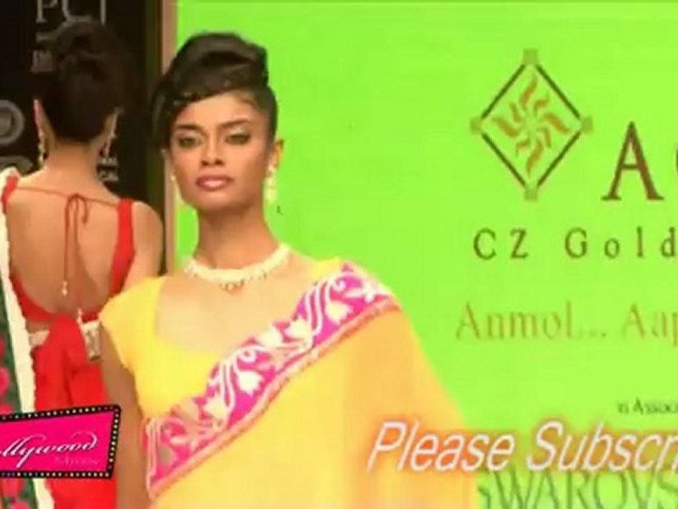 Hot Deepti Gujral Seductive in Saree