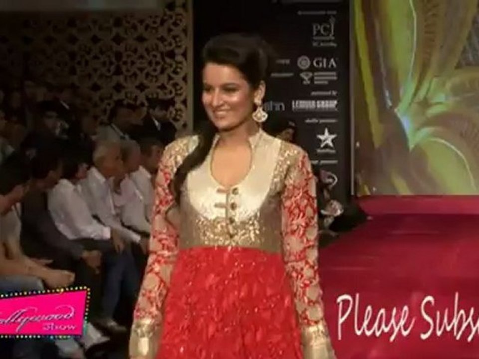 Hot and Sexy Sayali Bhagat Walk Ramp IIJW