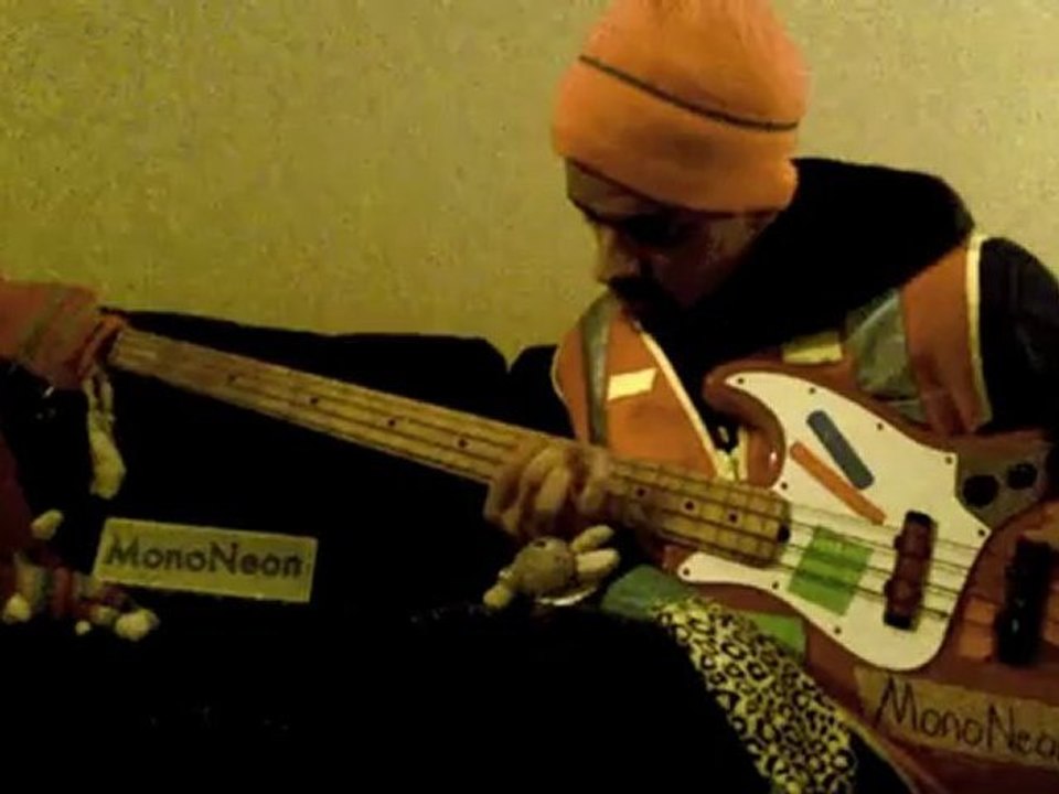 MonoNeon | micro-Neon em' (microtonal improv.)