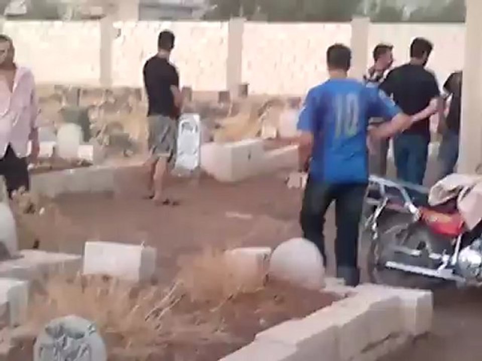 Syria فري برس  درعا الجيزة 7 أطفال يدفنون بجانب قبر الشهيد حمزة الخطيب  27-8-2012