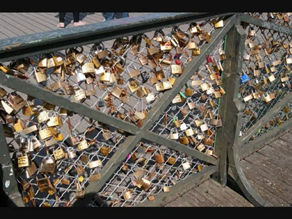 PARIS Ponts des Arts. Les cadenas de l'Amour