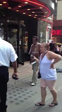 Combat de béquilles à Times Square