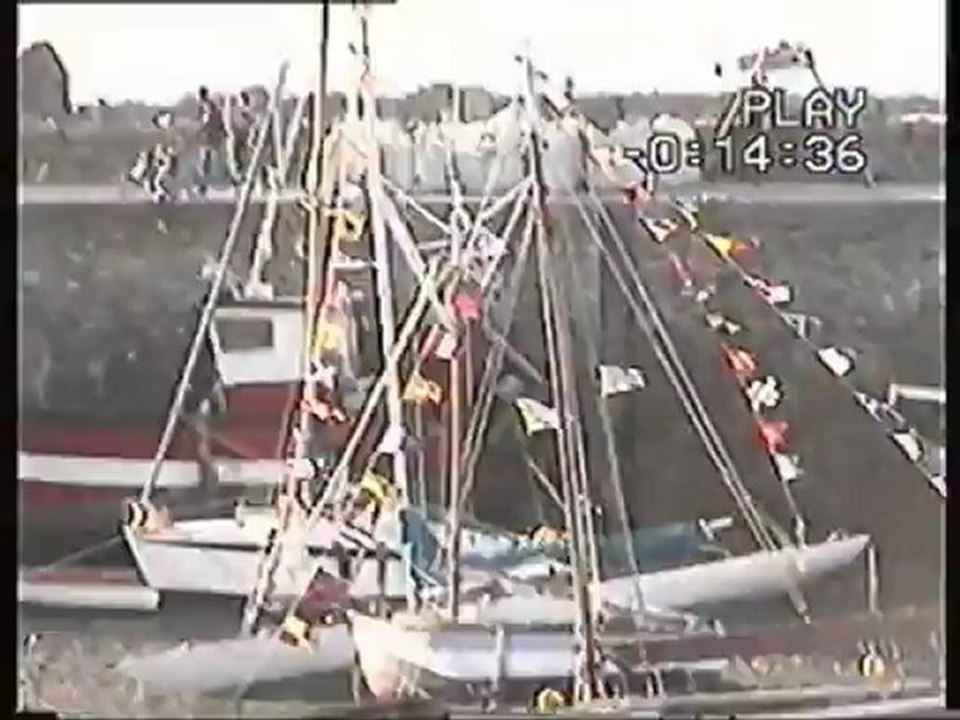 Ambiance de fête à Locquémeau et odeurs de sardines grillés partout!