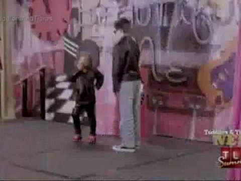 Fille de 4 ans fume une cigarette à la télé américaine